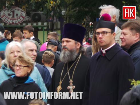 Сьогодні, 21 вересня, у місті Кропивницький на площі біля міськради розпочалося урочисте відкриття свята з нагоди 265-ї річниці заснування міста, повідомляє FOTOINFORM.NET 