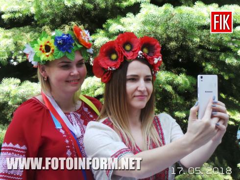 Сьогодні,17 травня, з нагоди Дня вишиванки у Кропивницькому на площі біля міської ради стартувала акція «Вінок єдності»