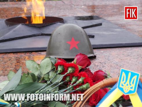 Cьогодні, 26 жовтня, у Кропивницькому на меморіальному комплексі «Фортечні вали» з нагоди 74-ї річниці визволення України від нацистських загарбників відбулося урочисте покладання квітів до Вічного вогню.