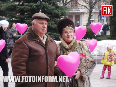 Сьогодні, 14 лютого, у Кропивницькому святкують День св. Валентина. Закохані обмінються подарунками, квітами, традиційними «валентинками» та поцілунками. 
