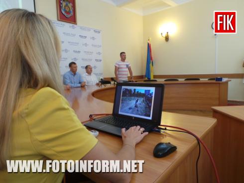 Сьогодні, 15 серпня, у міській раді Кропивницького відбулося вручення трудових книжок, повідомляє FOTOINFORM.NET