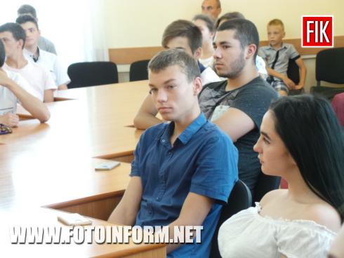 Сьогодні, 15 серпня, у міській раді Кропивницького відбулося вручення трудових книжок, повідомляє FOTOINFORM.NET