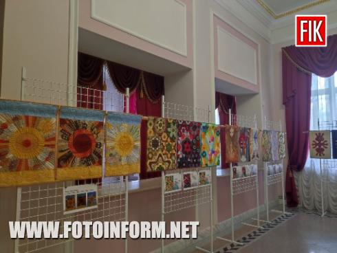 В театрі корифеїв презентують виставку унікальних робіт в стилі печворк під назвою «Україна. Минуле. Війна. Майбутнє». 