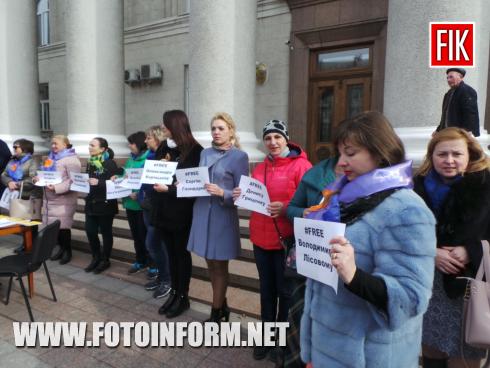 Зараз у центрі міста Кропивницький на площі біль міськради відбувається флешмоб на підтримку наших військовополонених, повідомляє FOTOINFORM.NET.