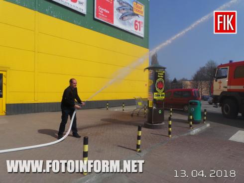 Сьогодні, 13 квітня, Управлінням ДСНС в Кіровоградській області проводиться перевірка щодо дотримання вимог пожежної безпеки у приміщеннях ТЦ «Велмарт». 