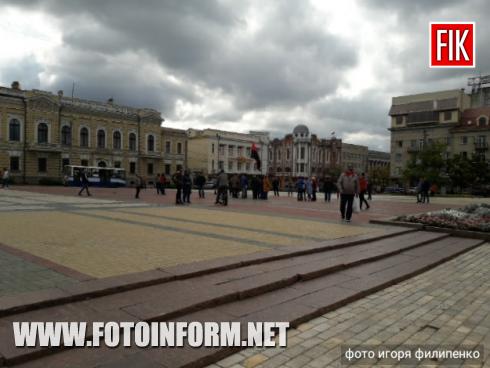 Зараз у місті Кропивницький на центральній площі міста відбувається акція «Ні капітуляції», повідомляє FOTOINFORM.NET