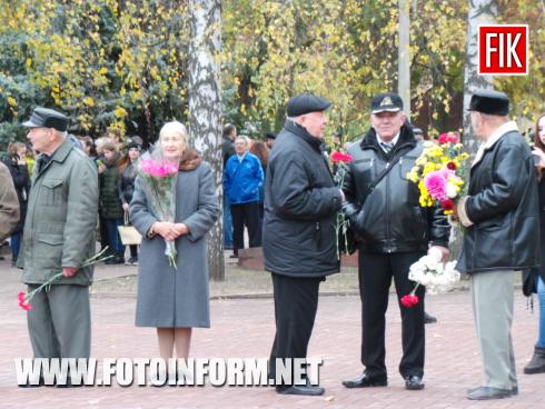 Cьогодні, 26 жовтня, у Кропивницькому на меморіальному комплексі «Фортечні вали» з нагоди 74-ї річниці визволення України від нацистських загарбників відбулося урочисте покладання квітів до Вічного вогню.
