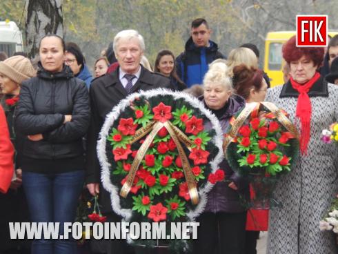 Сьогодні, 28 жовтня, у місті Кропивницький з нагоди Дня визволення України від німецьких загарбників відбулося покладання квітів на Меморіальному комплексі «Фортечні вали», повідомляє FOTOINFORM.NET