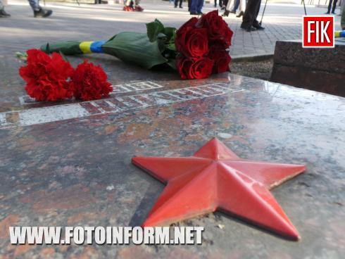 Сьогодні, 22 вересня, у місті Кропивницький з нагоди Дня партизанської слави на Меморіальному комплексі «Фортечні вали» відбулося покладання квітів, повідомляє FOTOINFORM.NET