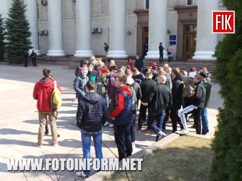 Сьогодні, 19 березня 2019 року, кропивничани знову зібралися біля міськради та провели мітинг на підтримку ФК «Зірка».