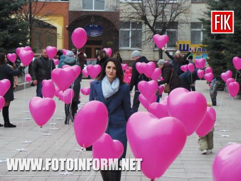 Сьогодні, 14 лютого, у Кропивницькому святкують День св. Валентина. Закохані обмінються подарунками, квітами, традиційними «валентинками» та поцілунками. 