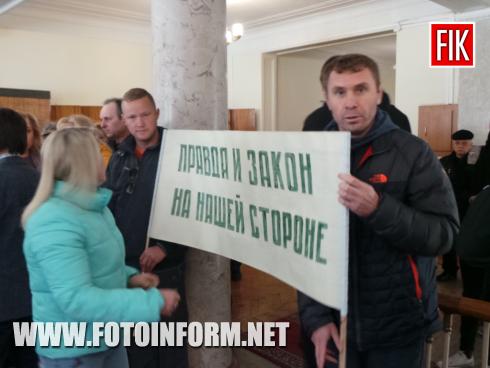 Кілька десятків підприємців, які мають торговельні точки на ринку «Європейський», що у Кропивницькому, вийшли на мітинг під стіни міської ради сьогодні, 19 березня, повідомляє FOTOINFORM.NET 