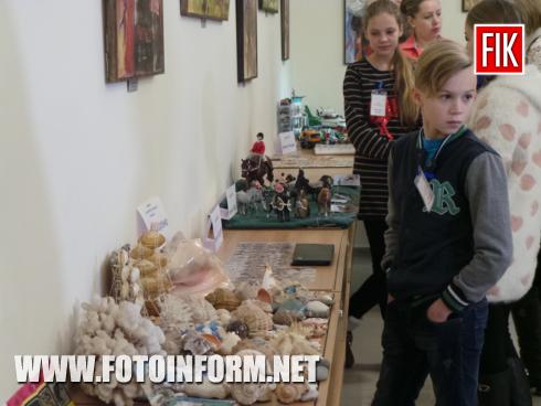 Сейчас в галерее "Елисаветград" собираются юные коллекционеры, учащиеся школ, чтобы представить предметы, которые легли в основу их коллекций.