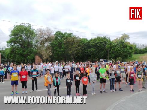 Зараз у Кропивницькому на Фортечних валах офіційно відкрили біговий проект - Kropyvnytskyi Half Marathon-2017. 