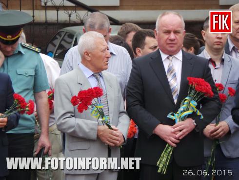 Сегодня, 25июня, возле памятника Т.Г.Шевченко в Кировограде состоялось возложение цветов по случаю Дня Конституции Украины.