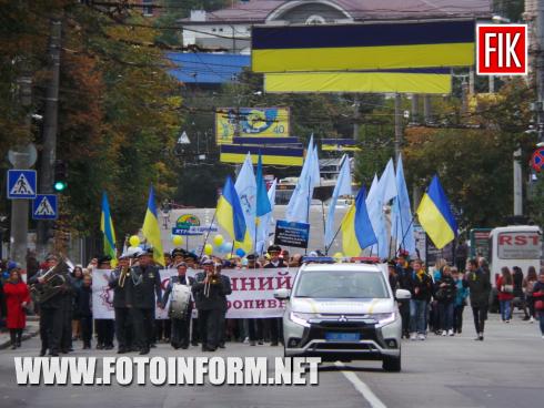 По вулиці Велика Перспективна , що у місті Кропивницький відбулася святкова хода громадськості Подільського та Фортечного районів, повідомляє FOTOINFORM.NET