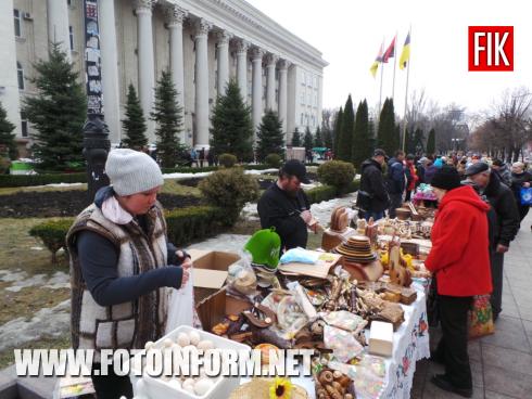  Сьогодні, 24 лютого, на площі перед міською радою Кропивницького проходить святковий ярмарок з нагоди відзначення Масляної 