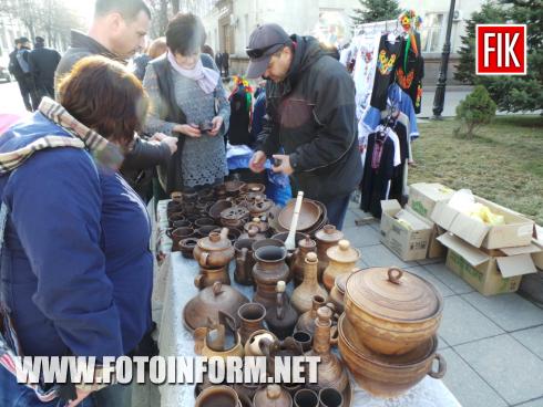 У Кропивницькому розпочав свою роботу весняний ярмарок. Святкова торгівля розгорнута на площі перед Кіровоградською міськрадою