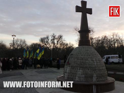 Зараз у Кропивницькому відбувається хода та покладання квітів до пам’ятного знака «Жертвам Голодомору 1932-1933 років» на Фортечних валах.