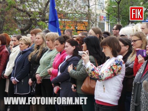Зараз на площі Героїв Майдану відбувається урочиста церемонія підняття Державного Прапора України та Прапора Європейського союзу з нагоди відзначення Дня Європи.