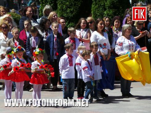 Сьогодні, 18 травня, у Всесвітній день вишиванки, на площі перед Кіровоградською міською радою стартувала акція “Вишиванкова Україна” 