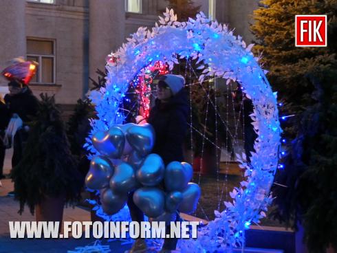 В центрі міста Кропивницький на площі біля міськради зараз зібралося багато закоханих мешканців, повідомляє FOTOINFORM.NET