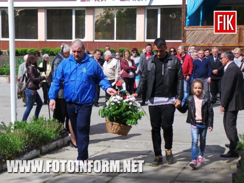 Сьогодні, 8 травня, у місті Кропивницький на стадіоні «Зірка» з нагоди відзначення Дня пам’яті та примирення і 74-ої річниці перемоги над нацизмом у Другій світовій війні відбувся мітинг та покладання квітів до пам