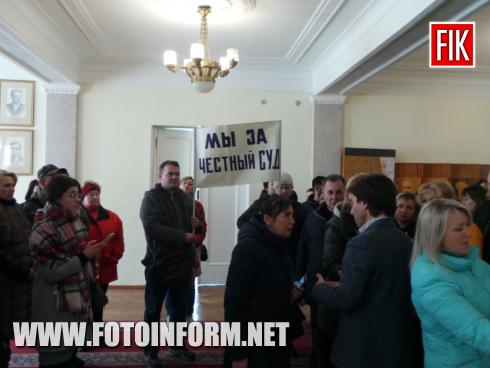 Кілька десятків підприємців, які мають торговельні точки на ринку «Європейський», що у Кропивницькому, вийшли на мітинг під стіни міської ради сьогодні, 19 березня, повідомляє FOTOINFORM.NET 