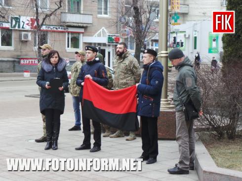 Сьогодні, 20 лютого, на флагштоку біля міської ради міста Кропивницький урочисто підняли червоно-чорний стяг. Урочистості відбулися з нагоди вшанування пам`яті Героїв Небесної Сотні. 