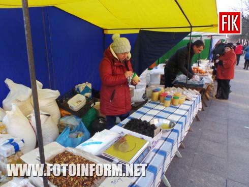 Сьогодні, 5 квітня 2019 року, біля міськради Кропивницького розпочався незвичний ярмарок з продажу продуктів для приготування пісних страв, повідомляє FOTOINFORM.NET