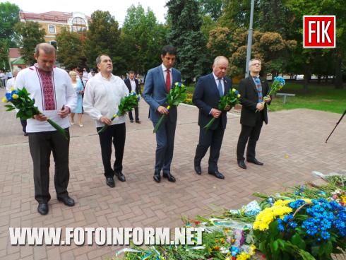 Святкові заходи у місті розпочалися о 8-30 з покладання квітів на площі Героїв Майдану.