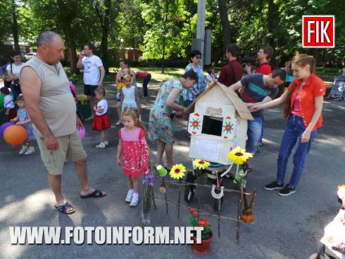 Сьогодні, 1 червня 2019 року, у місті Кропивницький у Ковалівському парку відбулася акція «Місто в пелюшках», повідомляє FOTOINFORM.NET