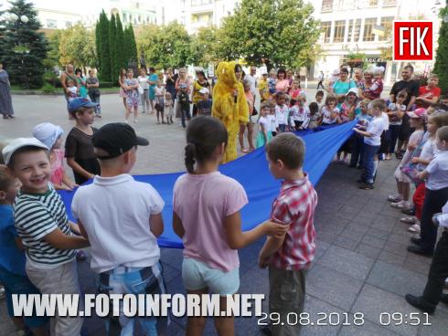 Сьогодні, 29 серпня, у Кропивницькому першокласників з багатодітних сімей, дітей загиблих, військово-полонених та зниклих безвісти учасників АТО привітали з Днем знань 