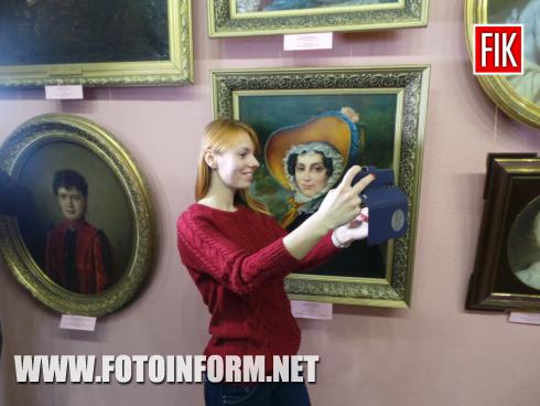 Міжнародний флешмоб музейних селфі в Україні проходить вже втретє. Кіровоградський обласний художній музей приєднався до ціїєї акції вдруге.