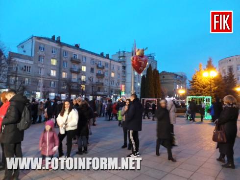 В центрі міста Кропивницький на площі біля міськради зараз зібралося багато закоханих мешканців, повідомляє FOTOINFORM.NET