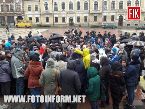 Біля 60 підприємців з ринку Європейський вийшли на протест за свої права у центрі Кропивницького
