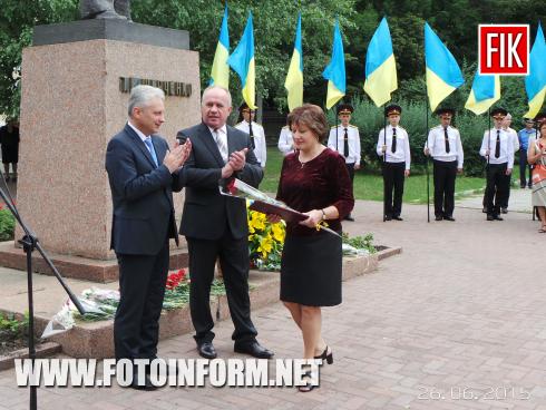 Сегодня, 25июня, возле памятника Т.Г.Шевченко в Кировограде состоялось возложение цветов по случаю Дня Конституции Украины.