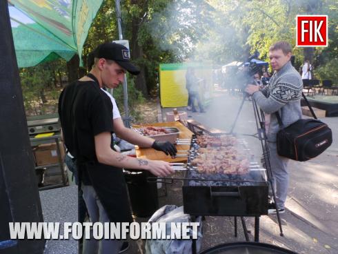 Сьогодні, 24 вересня, у місті Кропивницький відкрився шостий фестиваль вуличної їжі, повідомляє FOTOINFORM.NET
